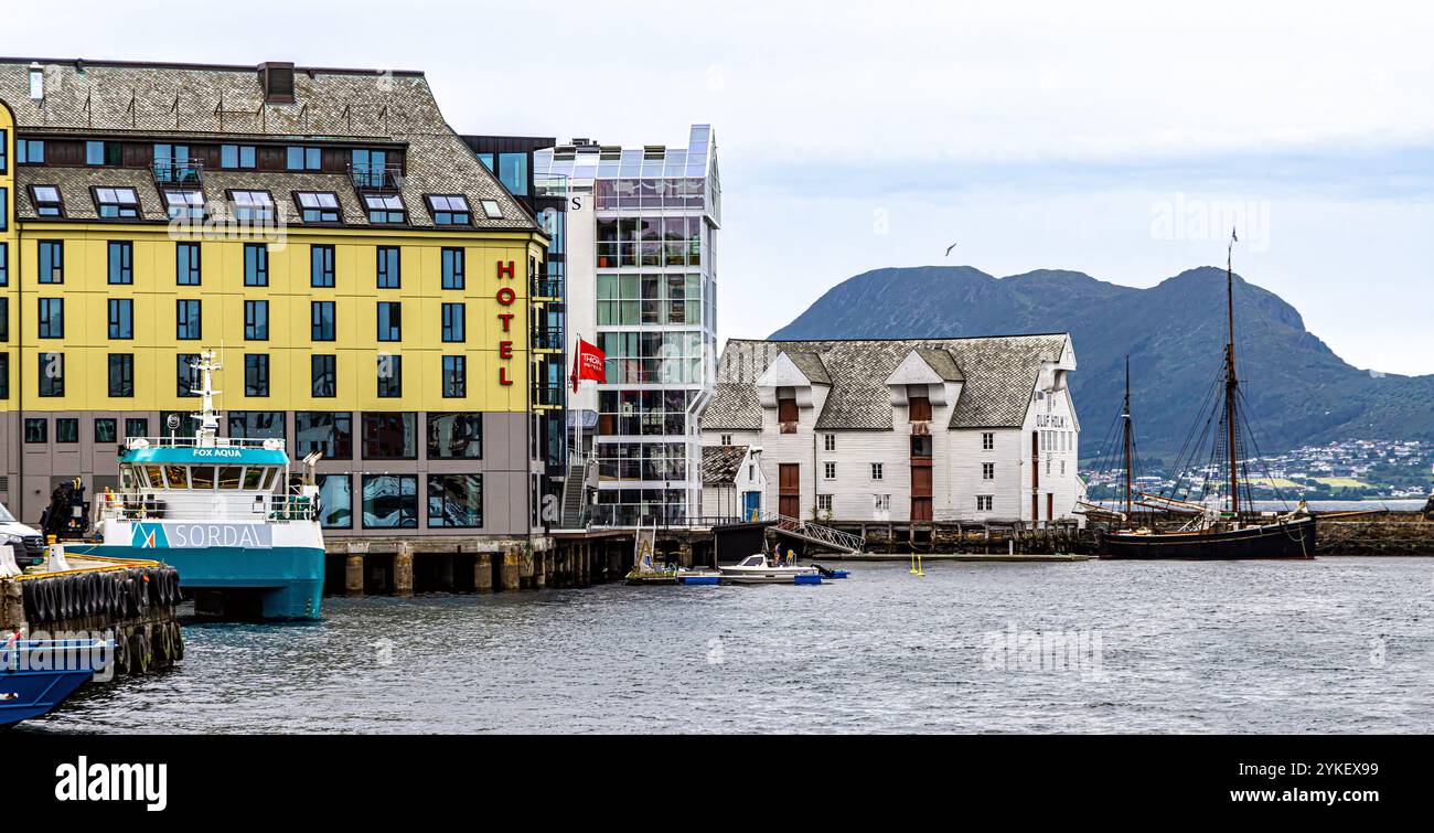 Ålesund Norvegia Scandinavia, comune di Ålesund in Norvegia scena di villaggi colorati Norvegia con varie barche Foto Stock