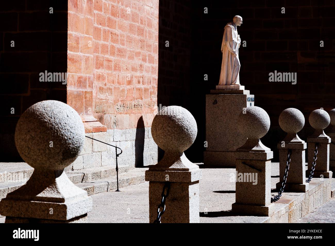 Statua di Santo Tomas e dissuasori a Villanueva de los Infantes Foto Stock
