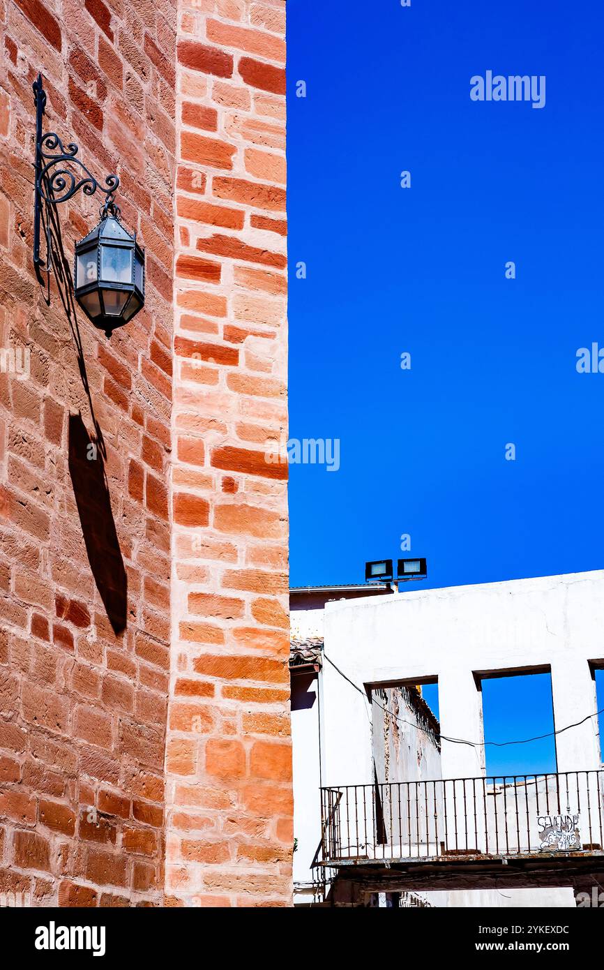 Lampione della chiesa con casa in rovina a Villanueva de los Infantes Foto Stock