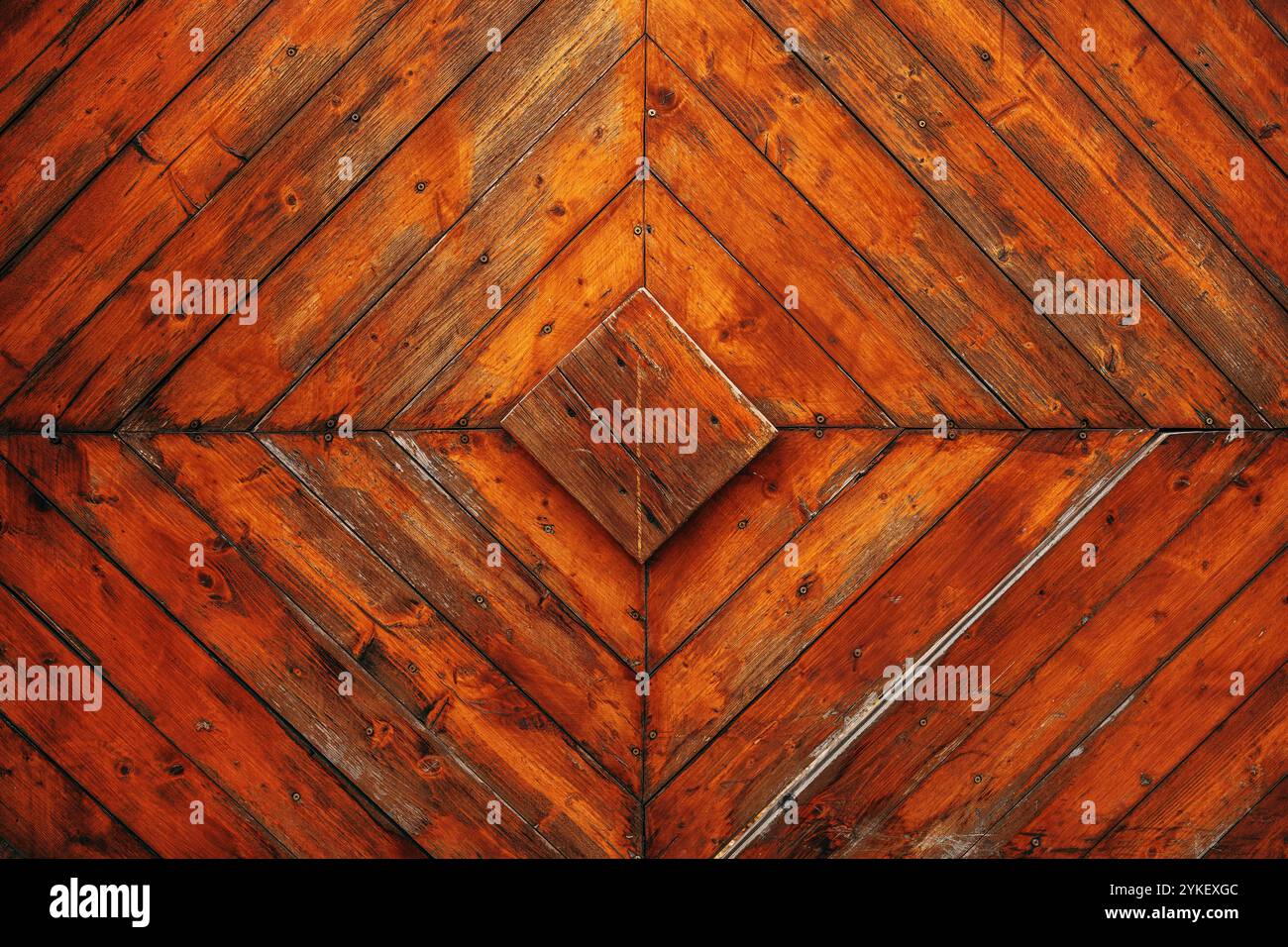 Dettaglio rustico del cancello in legno come sfondo, superficie intemprata dell'ingresso massiccio con motivo a rombo Foto Stock