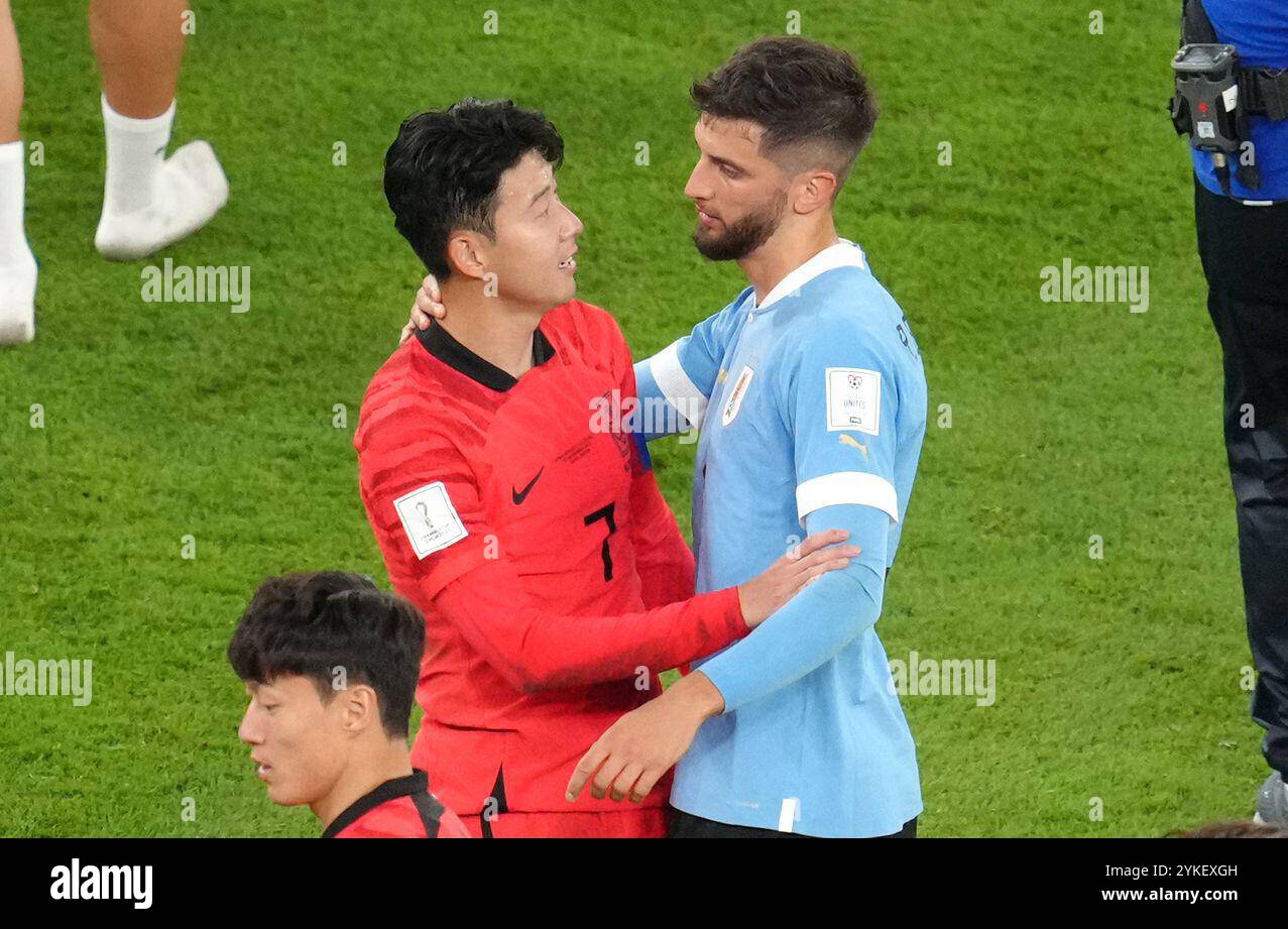 Foto del file datata 24-11-2022 del figlio della Corea del Sud Heung-min (a sinistra) e Rodrigo Bentancur dell'Uruguay. Il centrocampista del Tottenham Rodrigo Bentancur ha ricevuto un divieto nazionale di sette partite dalla Football Association per una presunta osservazione razzista fatta sul compagno di squadra Son Heung-min in un'intervista televisiva. Data di pubblicazione: Lunedì 18 novembre 2024. Foto Stock