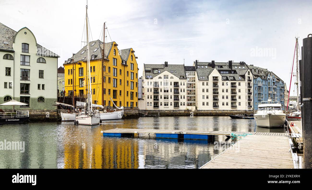 Ålesund Norvegia Scandinavia, comune di Ålesund in Norvegia scena di villaggi colorati Norvegia con varie barche Foto Stock