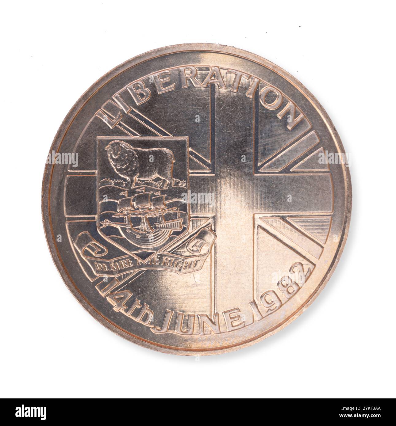 Isole Falkland 1982 50p Queen Elizabeth II Liberation from Argentina Forces Coin che mostra la coda della moneta su sfondo bianco Foto Stock