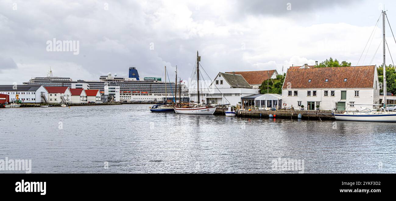 Haugesund, Norvegia Norvegia scandinavia, colorato villaggio norvegese con varie barche nel porto di Haugesund Foto Stock