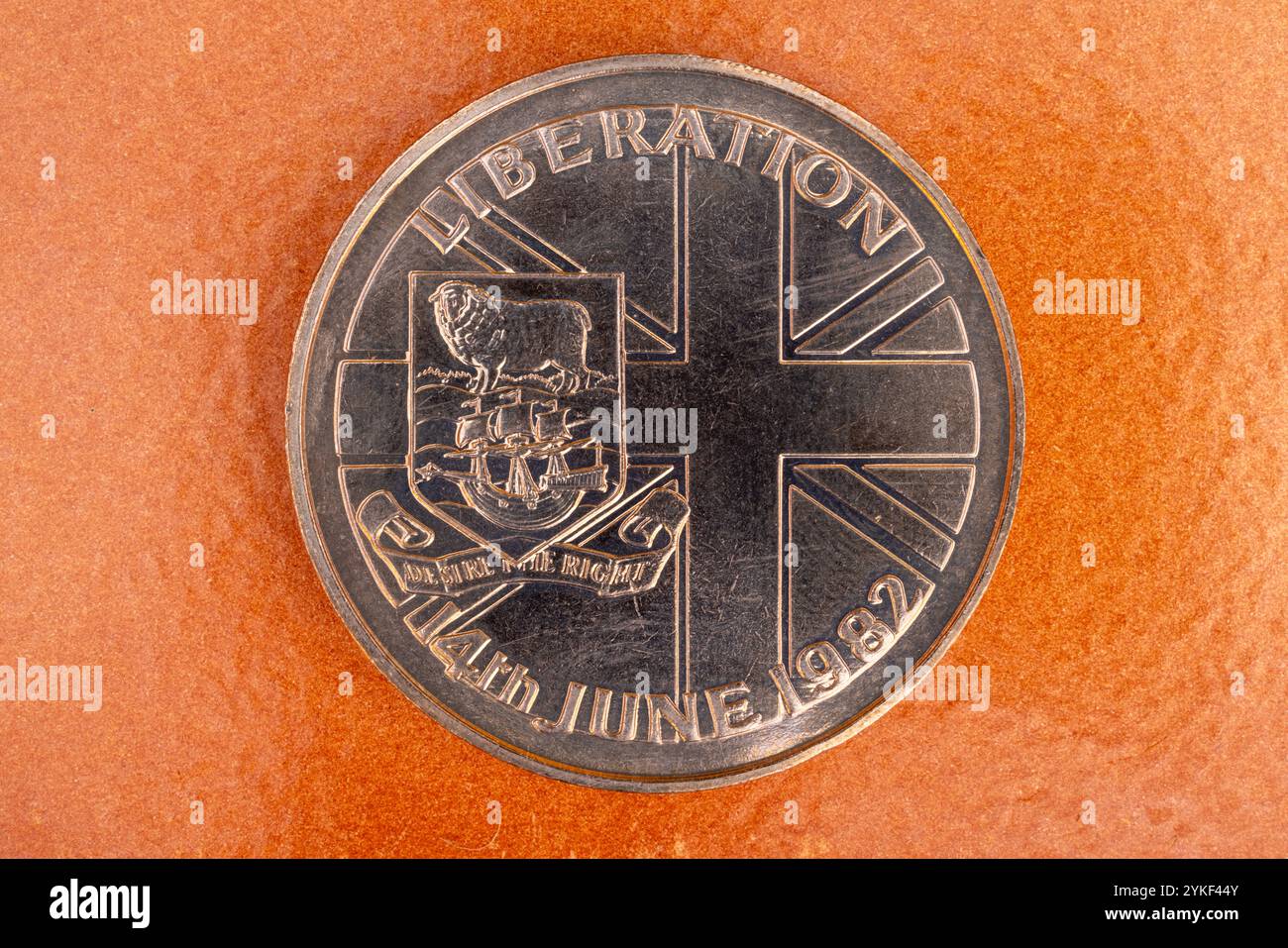 Isole Falkland 1982 50p Queen Elizabeth II Liberation from Argentina Forces Coin che mostra la coda delle monete con la moneta che dice Liberazione Foto Stock