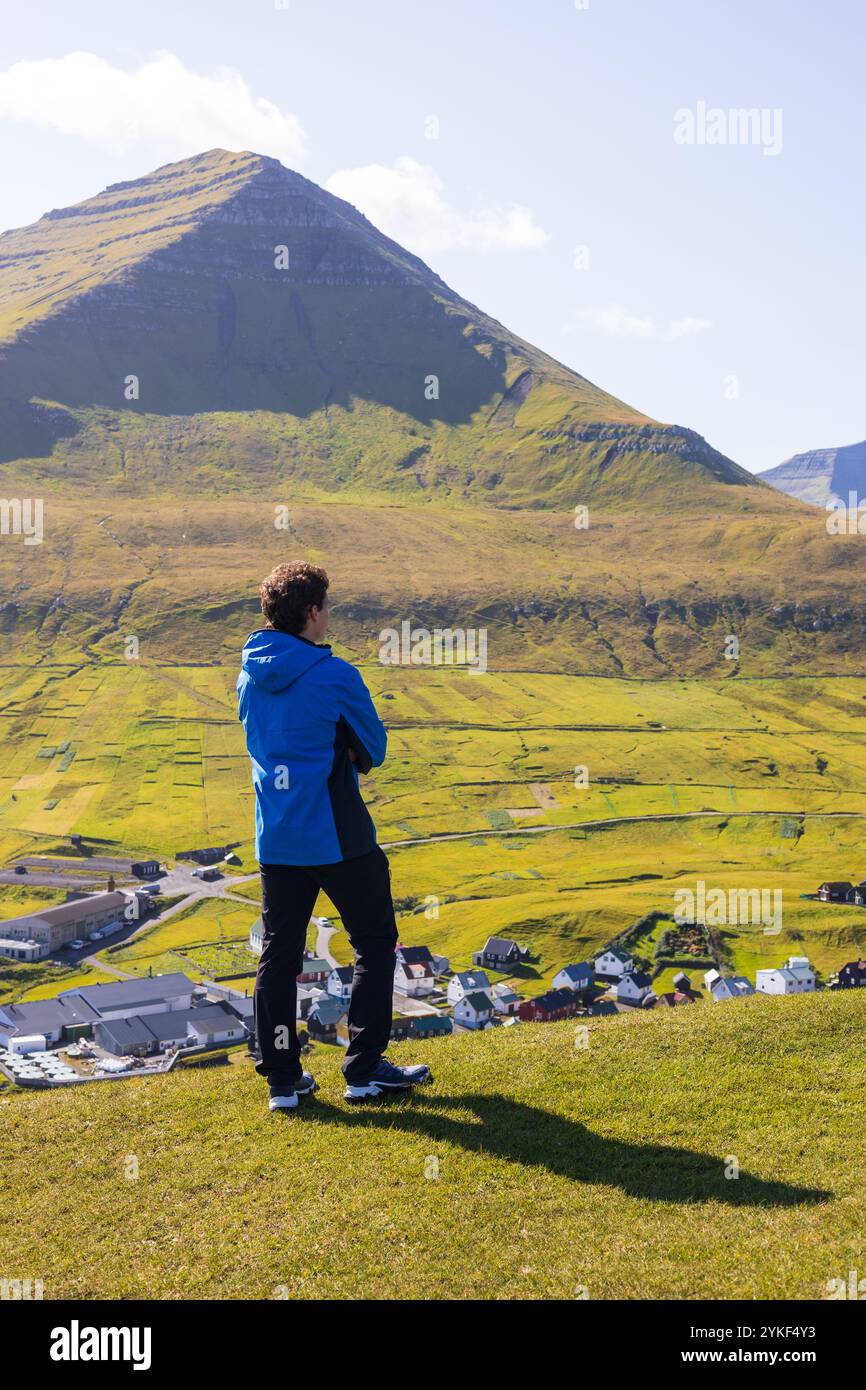 Giovane che fa trekking sul monte Gjogv a Eysturoy nel nord Atlantico Faroes escursioni turistiche ed esplora le escursioni naturalistiche Foto Stock