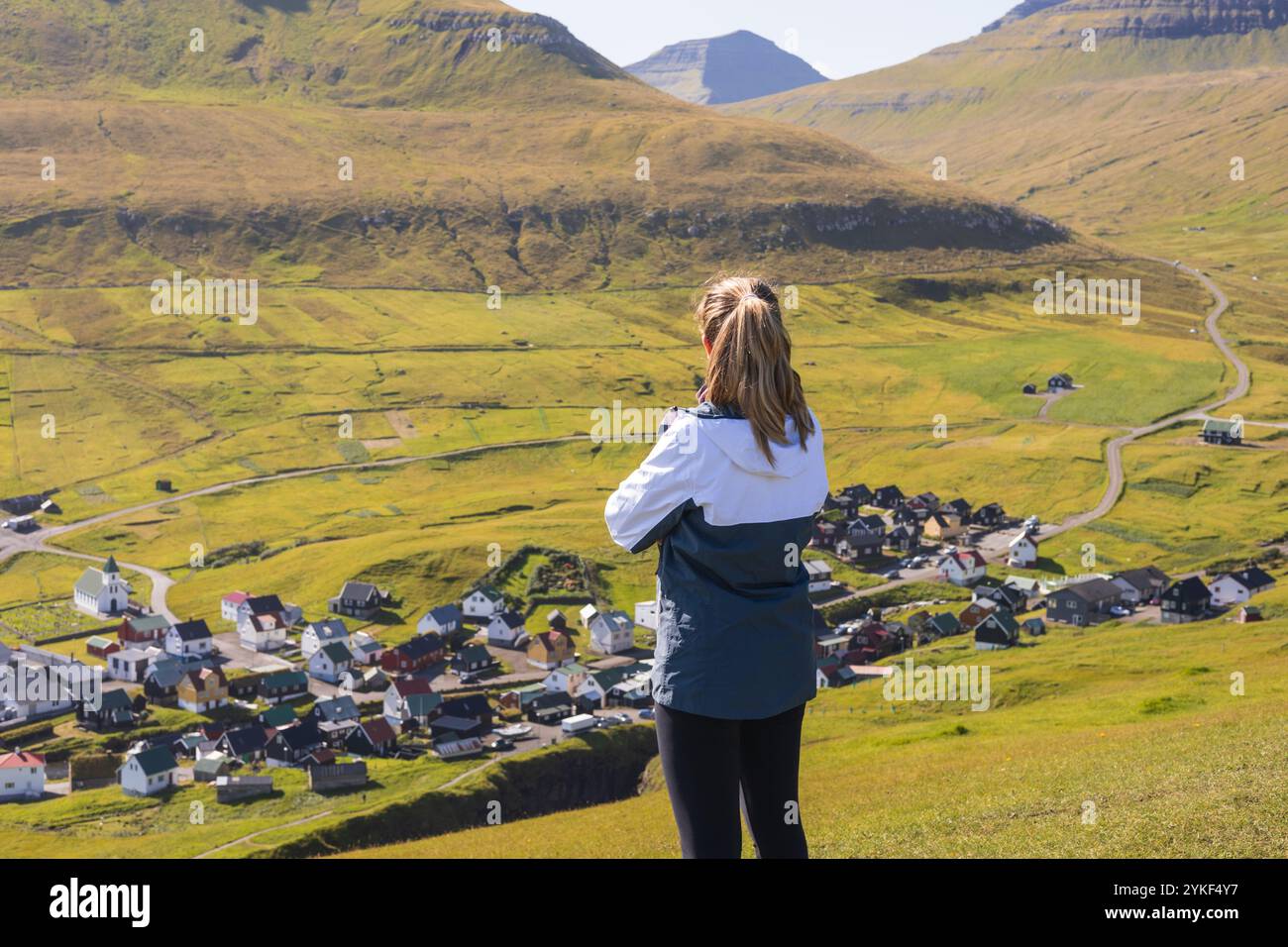 Giovane donna che fa trekking sul monte Gjogv a Eysturoy nel nord Atlantico Faroes escursioni turistiche ed esplora le escursioni naturalistiche Foto Stock