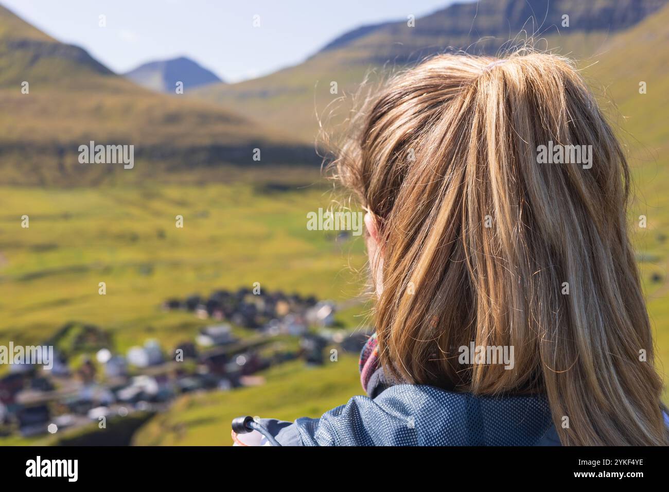 Giovane donna che fa trekking sul monte Gjogv a Eysturoy nel nord Atlantico Faroes escursioni turistiche ed esplora le escursioni naturalistiche Foto Stock