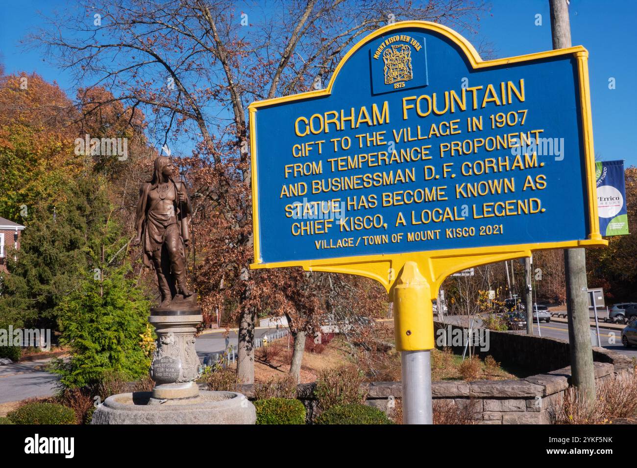 Statua della leggenda locale Chief Kisco donata dall'uomo d'affari e sostenitore della temperanza D F Corham nel 1907. Nel centro di Mount Kisco, Westchester, New York. Foto Stock