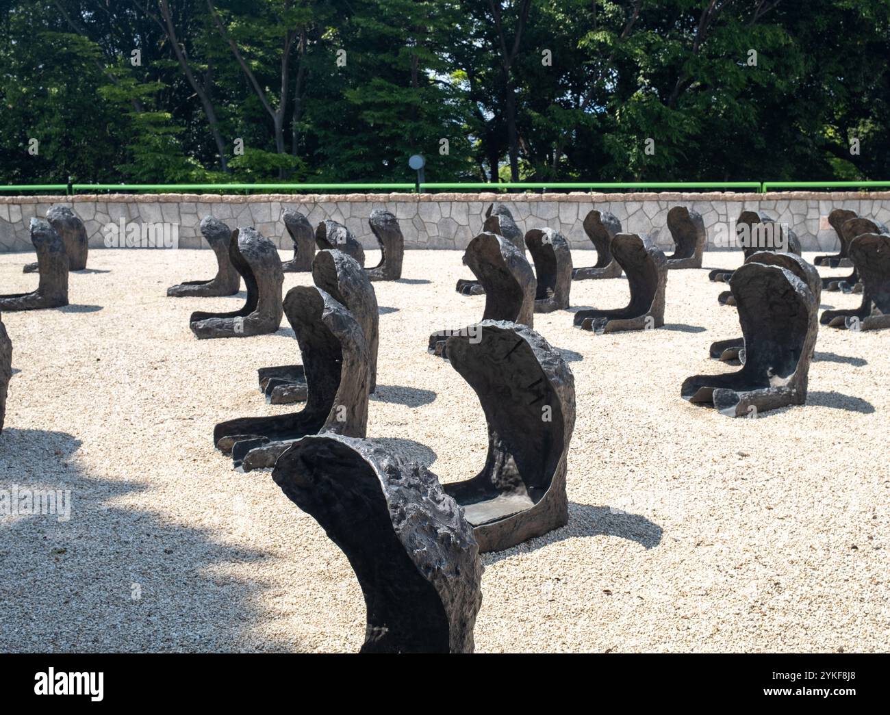 Hiroshima - spazio degli esseri Becalmed di Magdalena Abakanovwicz fuori dal Museo di Arte Contemporanea MOCA di Hiroshima Giappone Foto Stock