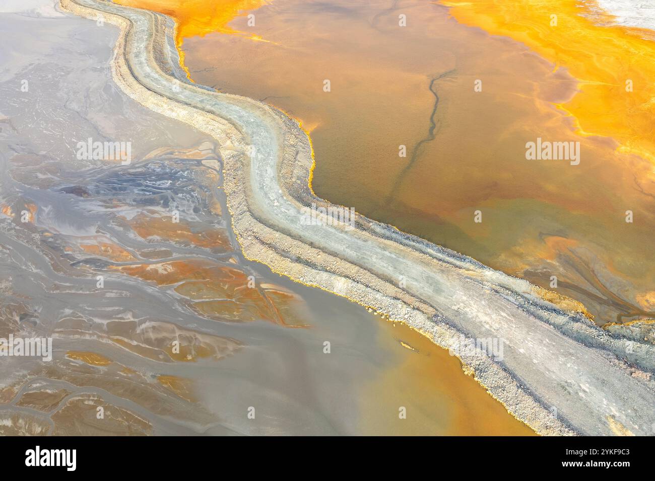 Veduta aerea delle miniere di Riotinto a Huelva, che mostrano vibranti sfumature rosse e arancioni di sedimenti ricchi di minerali e sentieri tortuosi, che formano un'affascinante attrazione Foto Stock