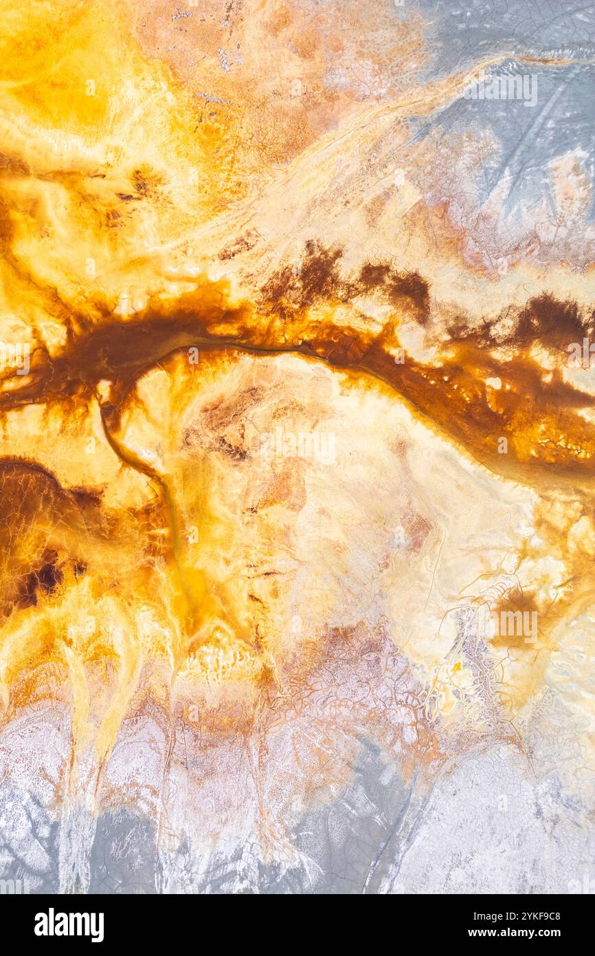 Fotografie aeree che mostrano i vivaci e astratti motivi delle miniere di Riotinto a Huelva, la terra rivela una miscela di colori ricchi grazie ai depositi minerali Foto Stock