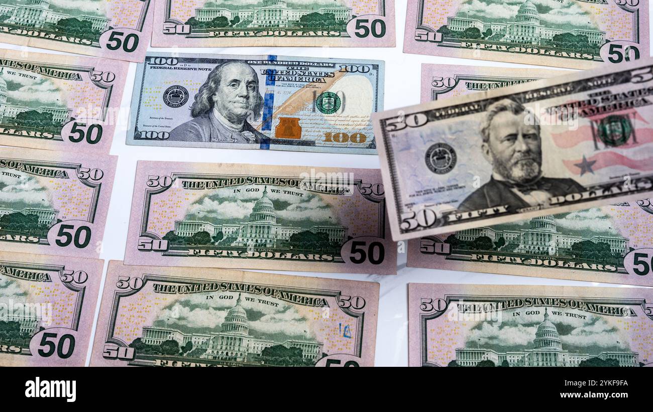 Un accordo di banconote in dollari USA, con tagli da cinquanta e cento dollari, le banconote in valuta fresca, evidenziando l'imag finanziario americano Foto Stock