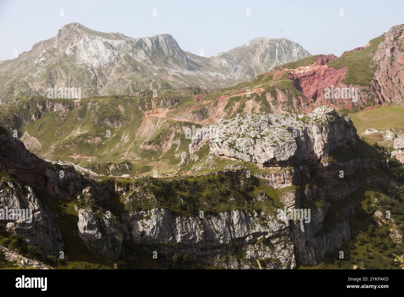 Vista panoramica delle aspre montagne e delle vallate verdeggianti delle Asturie, che mette in risalto la bellezza naturale e l'atmosfera serena del nord della Spagna, un ambiente ideale Foto Stock