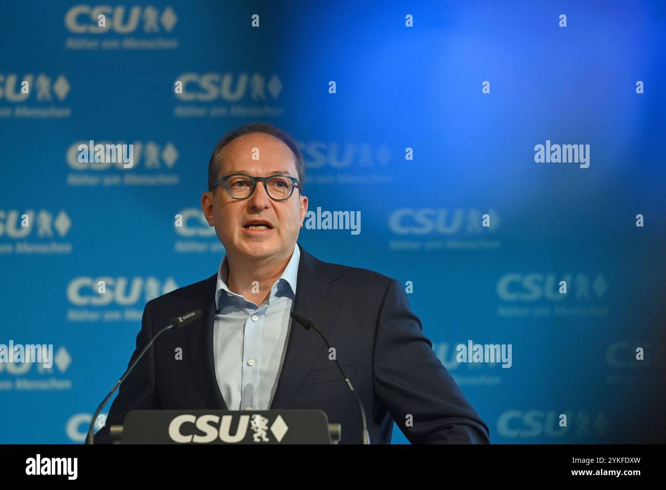 Alexander DOBRINDT Vorsitzender der CSU-Landesgruppe im Deutschen Bundestag, hinter blauem Schleier, Einzelbild,angeschnittenes Einzelmotiv,Ritratto,Porträt. Pressekonferenz im Anschluss an die Vorstandssitzung des CSU Praesidiums in der CSU Landesleitung a Muenchen am 18.11.2024 *** Alexander DOBRINDT presidente del gruppo statale CSU del Bundestag tedesco, dietro un velo blu, immagine singola, motivo singolo ritagliato, ritratto, ritratto, conferenza stampa ritratto a seguito della riunione del Presidium della CSU presso la leadership statale della CSU a Monaco il 18 11 2024 Foto Stock