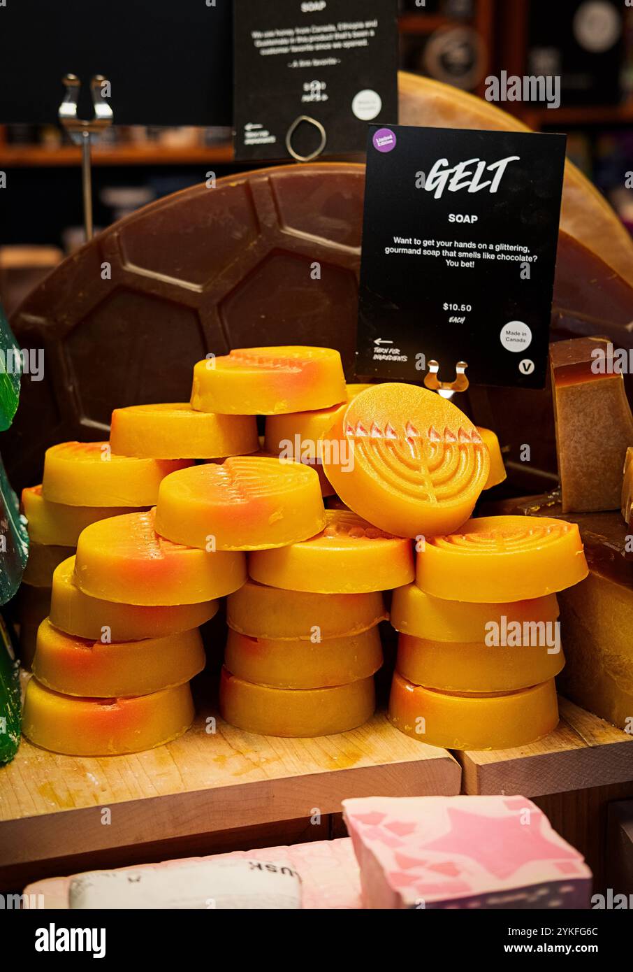 Sapone Gelt (Yiddidh per soldi) con una menorah Chanukkah in rilievo. Presso il lussureggiante negozio del Walt Whitman Mall Shopping Center a Huntington Station, New York Foto Stock