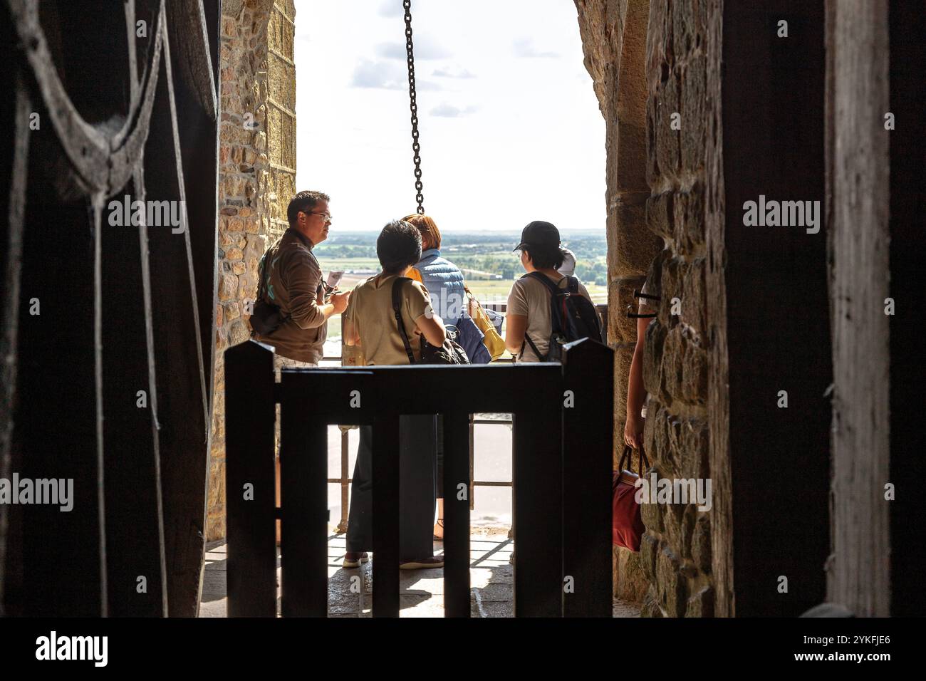 MONT-SAINT-MICHEL, FRANCIA - 2 SETTEMBRE 2019: Si tratta di persone non identificate in un'area aperta di un ascensore merci nell'abbazia benedettina. Foto Stock