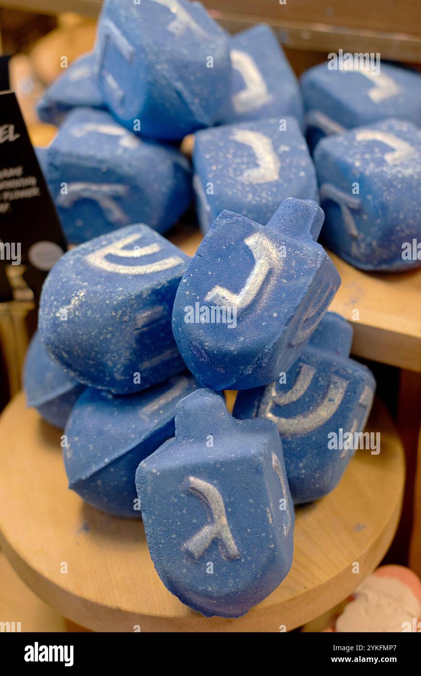 Saponi a forma di menorah Chanukkah presso il lussureggiante negozio del Walt Whitman Mall Shopping Center nella stazione di Huntington, New York Foto Stock