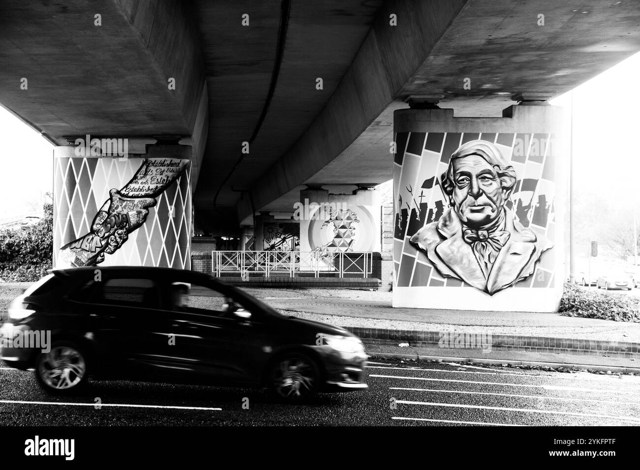 Murale di Paul Shepherd (pareti di Paul) alla rotonda di Harlequin, Newport, Galles del Sud, Regno Unito. Foto Stock