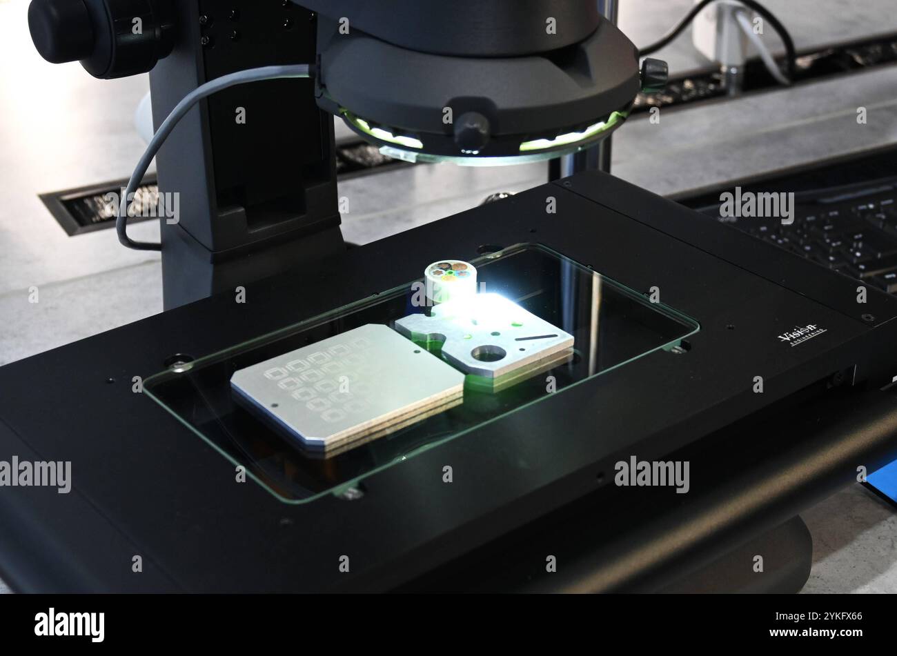 Die electronica ist eine Fachmesse der Elektronikindustrie auf dem Messegelände der Messe München - Riem. Aussteller präsentieren dort Komponenten, Systeme, Anwendungen und Dienstleistungen der Branche. Foto: Messestand, Vision Engineering Ltd. Aus Emmering. Mikroskop - Vergrösserung *** electronica è una fiera per l'industria elettronica presso il centro fieristico di Messe München Riem gli espositori presentano componenti, sistemi, applicazioni e servizi del settore Photo Booth, Vision Engineering Ltd di Emmering Microscope Ingransion Foto Stock
