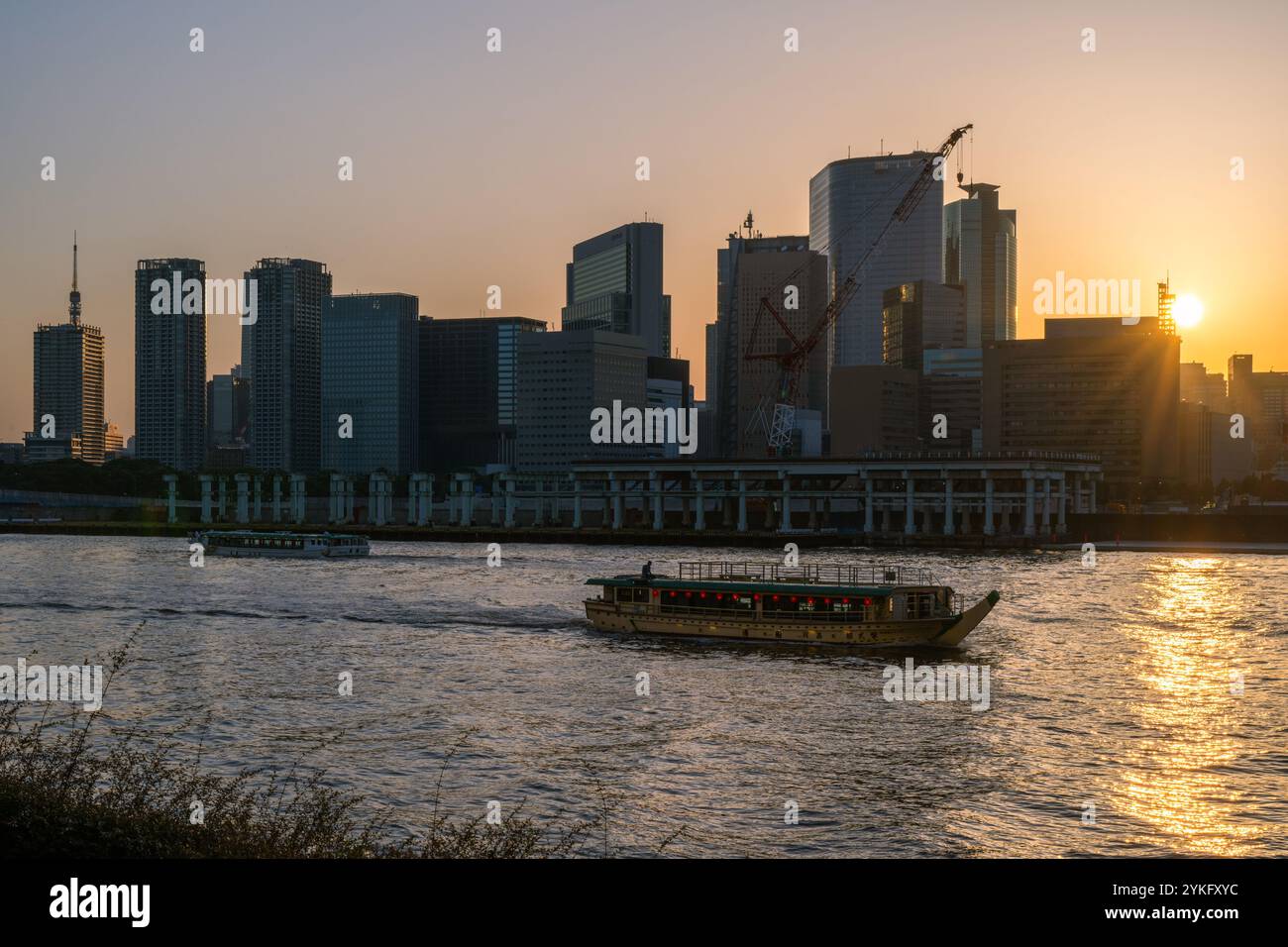 Si tratta di una vista dello skyline di Tokyo lungo il fiume Sumida durante il tramonto del 17 giugno 2023 a Tokyo, Giappone Foto Stock