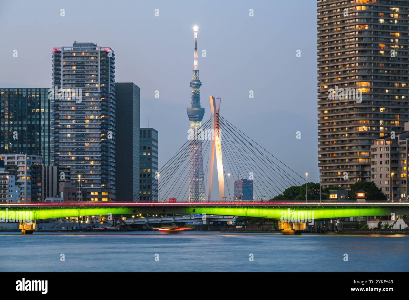 Si tratta di una vista serale del Ponte Chuo Ohashi e del Tokyo Skytree lungo il fiume Sumida il 17 giugno 2023 a Tokyo, Giappone Foto Stock