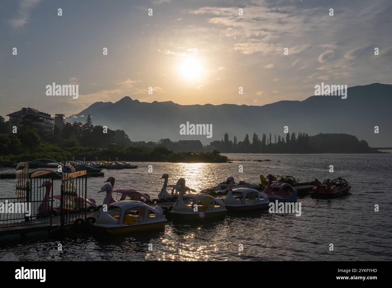 Si tratta di una vista del tramonto del Lago Kawaguchiko, il piu' famoso lago vicino al Monte Fuji il 18 giugno 2023 a Yamanashi, in Giappone Foto Stock