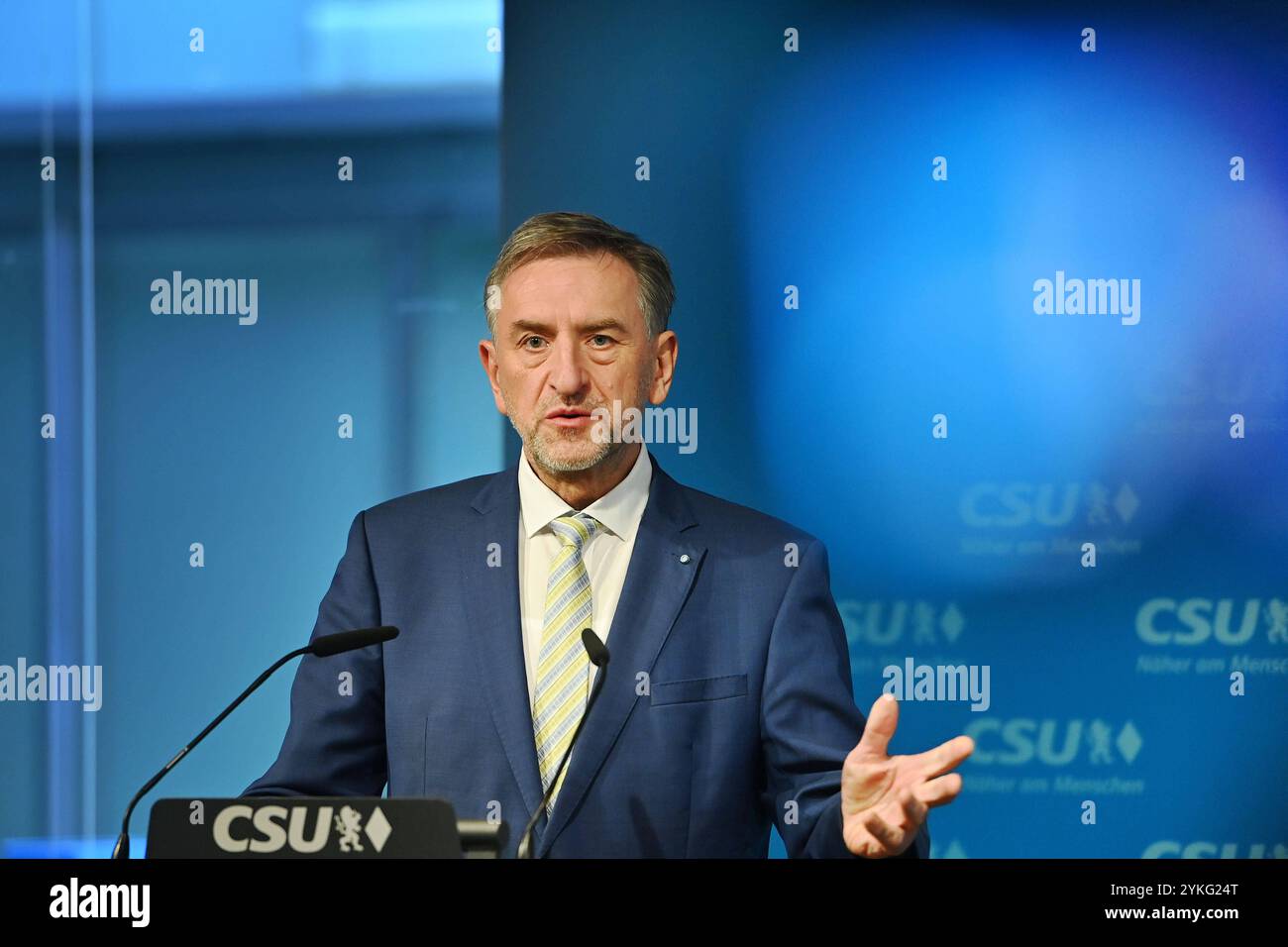 Guenther FELSSNER Praesident Bayerischer Bauernerverband,BBV,hinter blauem Schleier, Gestik, Einzelbild,angeschnittenes Einzelmotiv,Ritratto,Porträt. Pressekonferenz im Anschluss an die Vorstandssitzung des CSU Praesidiums in der CSU Landesleitung a Muenchen am 18.11.2024 *** Guenther FELSSNER Presidente della Bavarian Farmers Association, BBV, dietro velo blu, gesto, immagine singola, singolo motivo ritagliato, ritratto, ritratto, ritratto conferenza stampa a seguito della riunione del Presidium della CSU presso la sede centrale dello stato della CSU a Monaco il 18 11 2024 Foto Stock