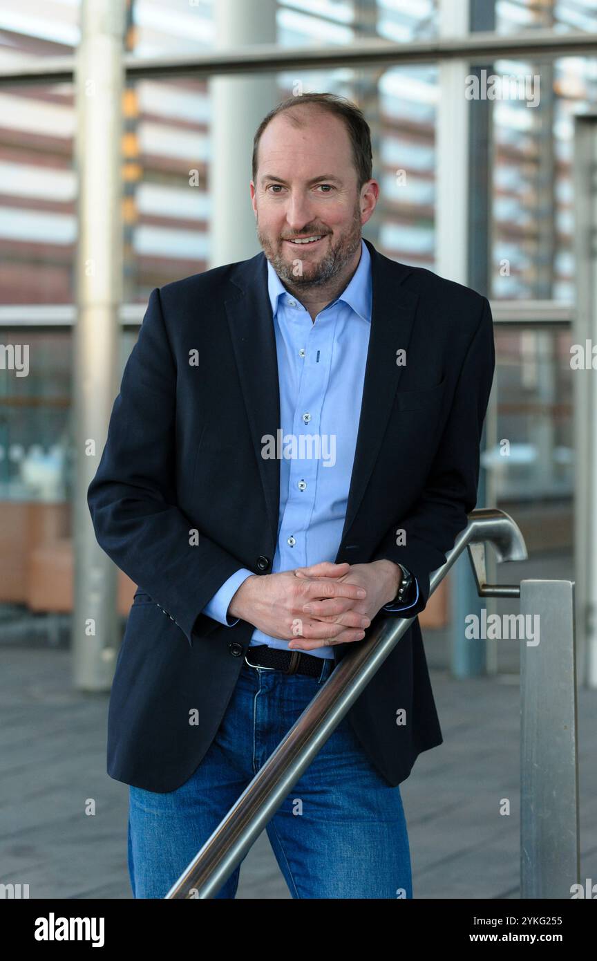 Giornalista presentatore Guto Harri CBE. Nella foto di Cardiff Bay. Harri fu nominato direttore delle comunicazioni da Boris Johnston. Foto Stock