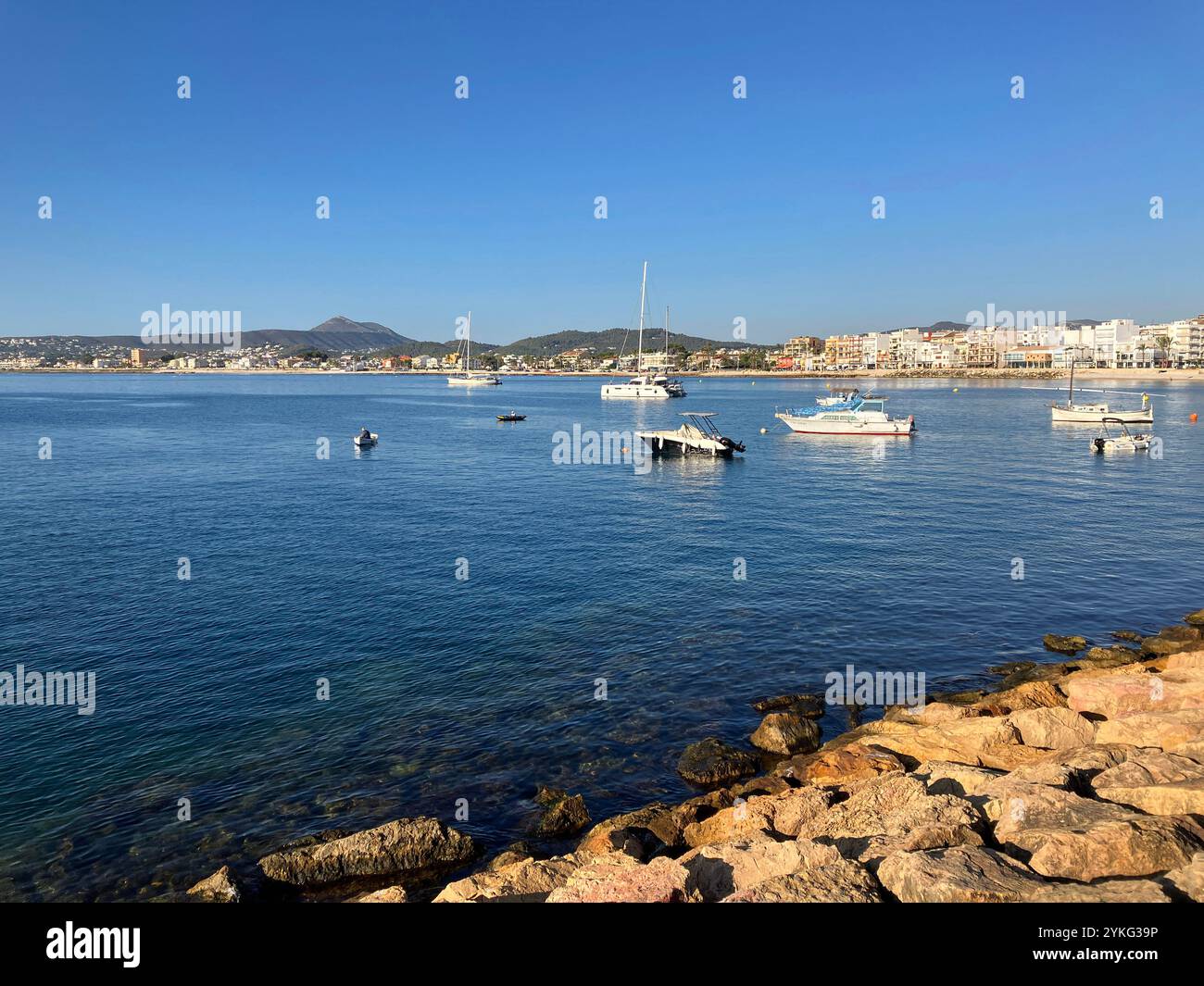 Vista pittoresca della baia con barche all'ancora, pesca e costa della Costa Blanca Foto Stock