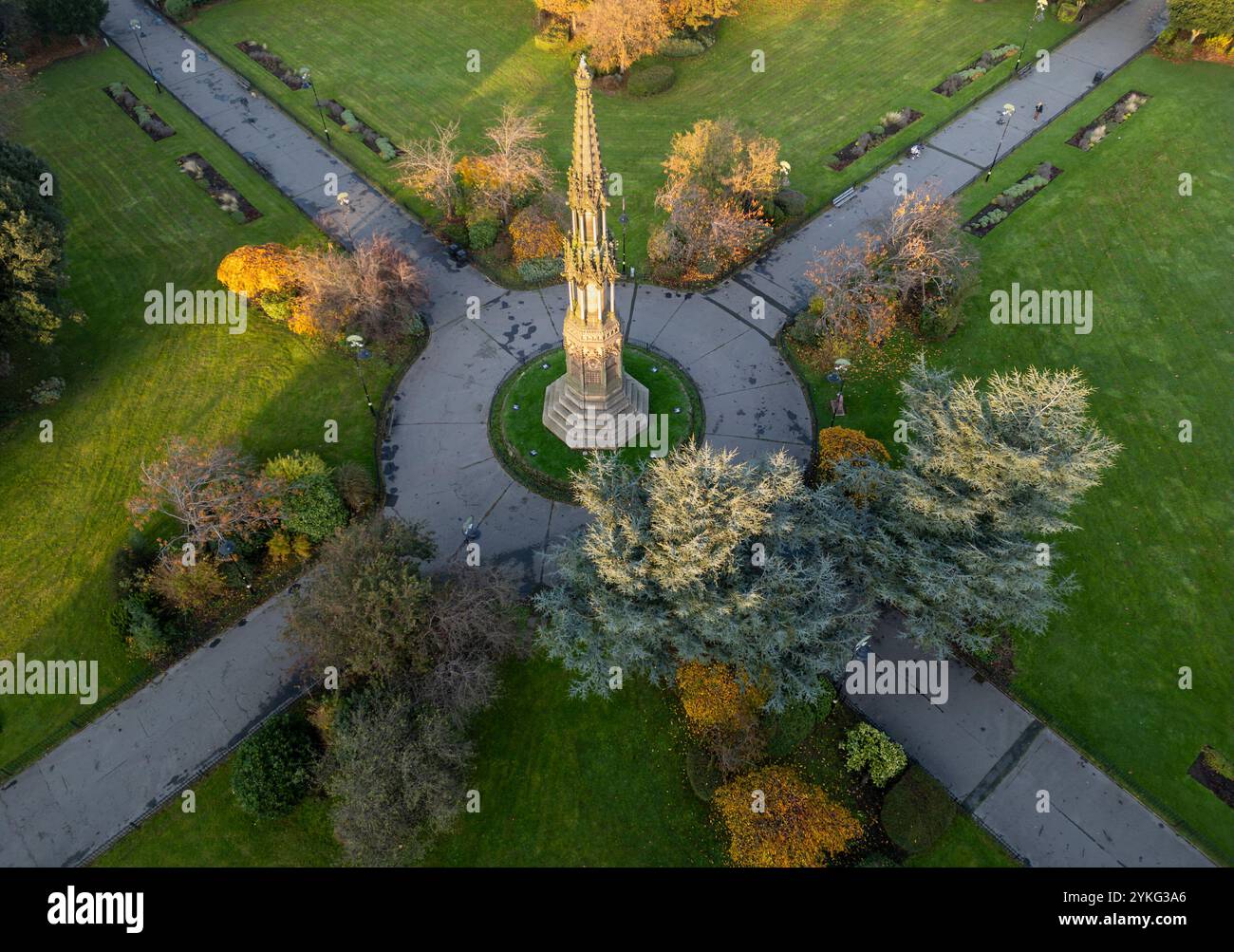 Hamilton Square Gardens e il monumento della regina Vittoria, Birkenhead, Merseyside, Inghilterra Foto Stock