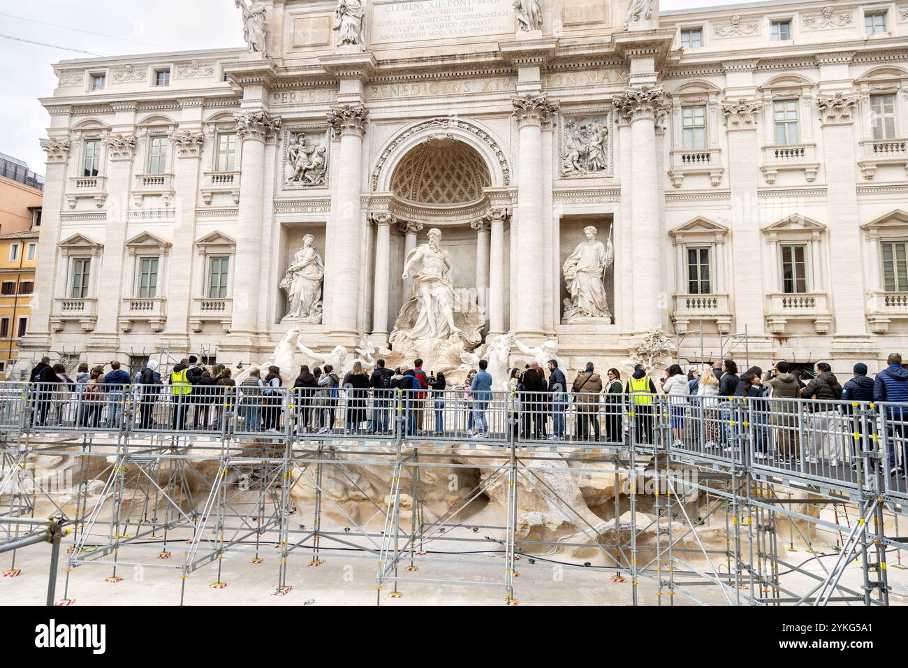 Roma, Italia - 14 novembre 2024: Fontana di Trevi in restauro, temporaneamente secca per i preparativi del Giubileo 2025 Foto Stock