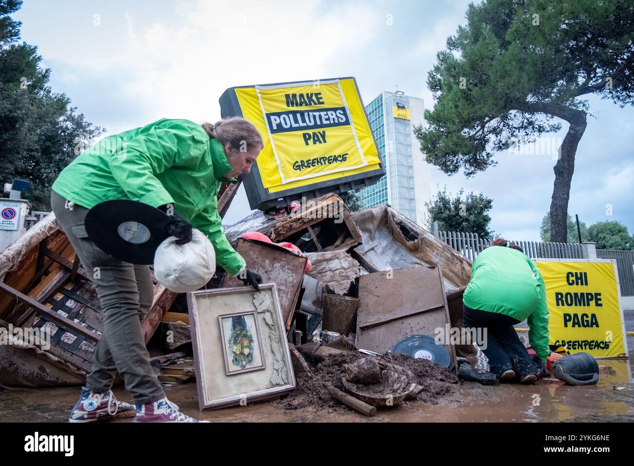 Roma, RM, Italia. 18 novembre 2024. "Le compagnie di combustibili fossili devono pagare per i danni che stanno provocando": Un gruppo di attivisti di Greenpeace scaricano una grande pila di oggetti distrutti dalle recenti inondazioni in Emilia-Romagna (Italia) e nello stato del Rio grande do sul (Brasile) di fronte alla sede centrale dell'ENI (la principale compagnia petrolifera italiana) a Roma. "Chi rompe paga" è scritto sul cartello. (Credit Image: © Marco di Gianvito/ZUMA Press Wire) SOLO PER USO EDITORIALE! Non per USO commerciale! Foto Stock