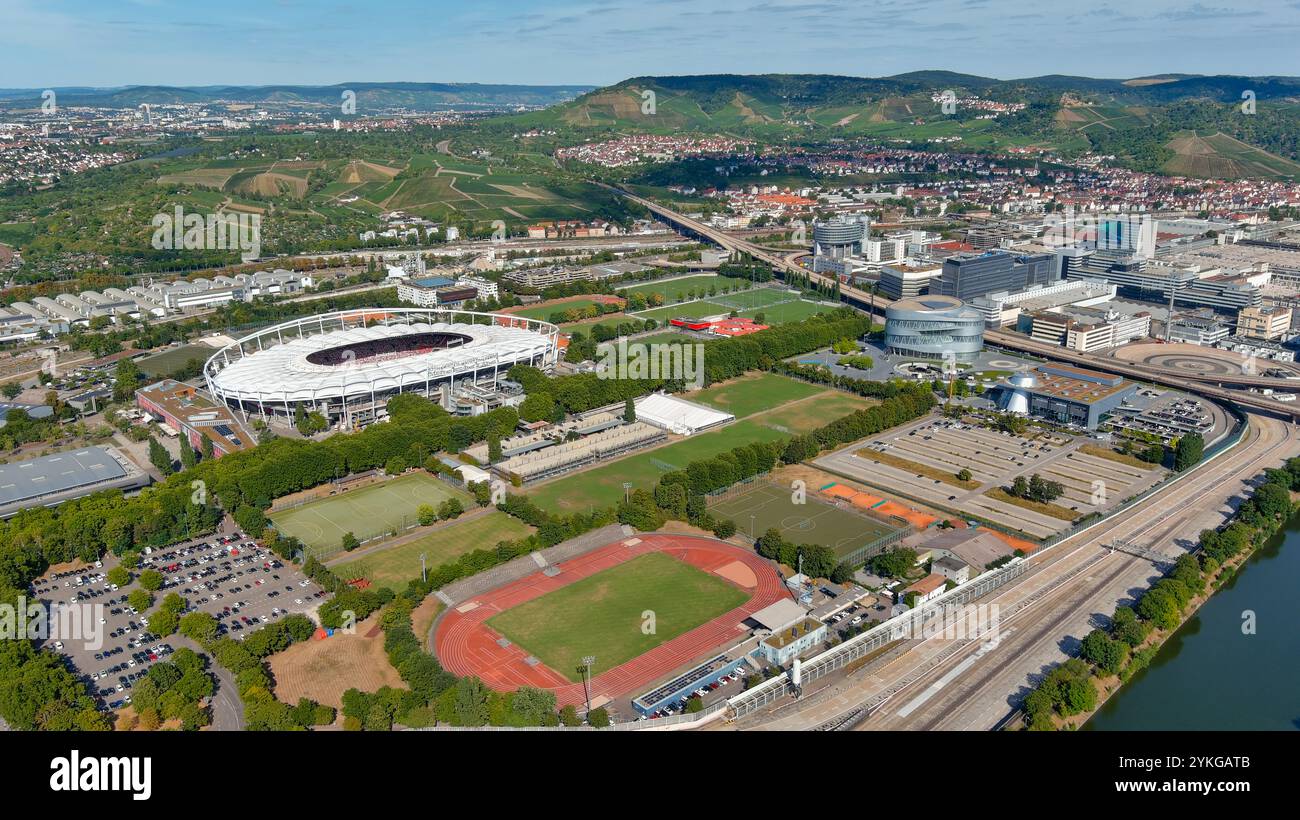 Lo stadio sportivo di Stoccarda, circondato da verdi colline e vigneti, offre una vista pittoresca sulla pianificazione della città e sulla natura Foto Stock