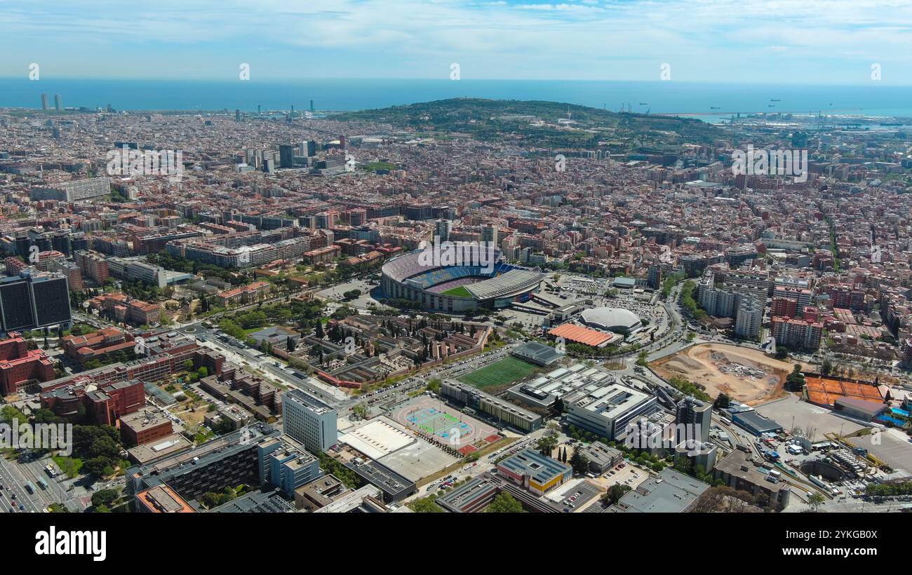 Paesaggio urbano di Barcellona, con stadio Camp Nou e un vasto paesaggio urbano che si estende fino al mare. Foto Stock