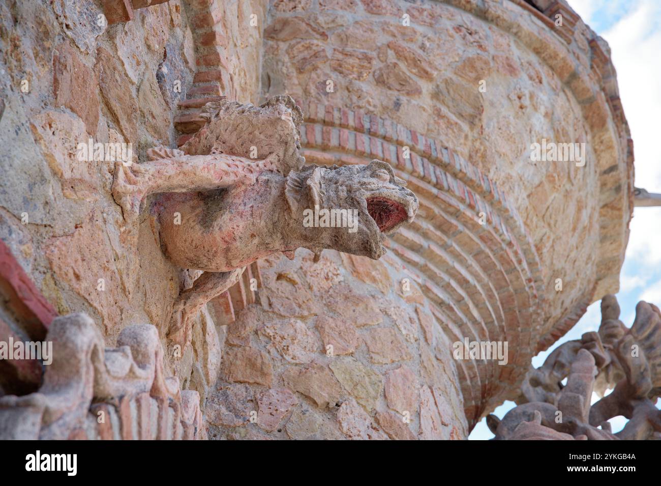 Intricato gargoyle simile a un'iguana sulle pareti del castello di Colomares Foto Stock
