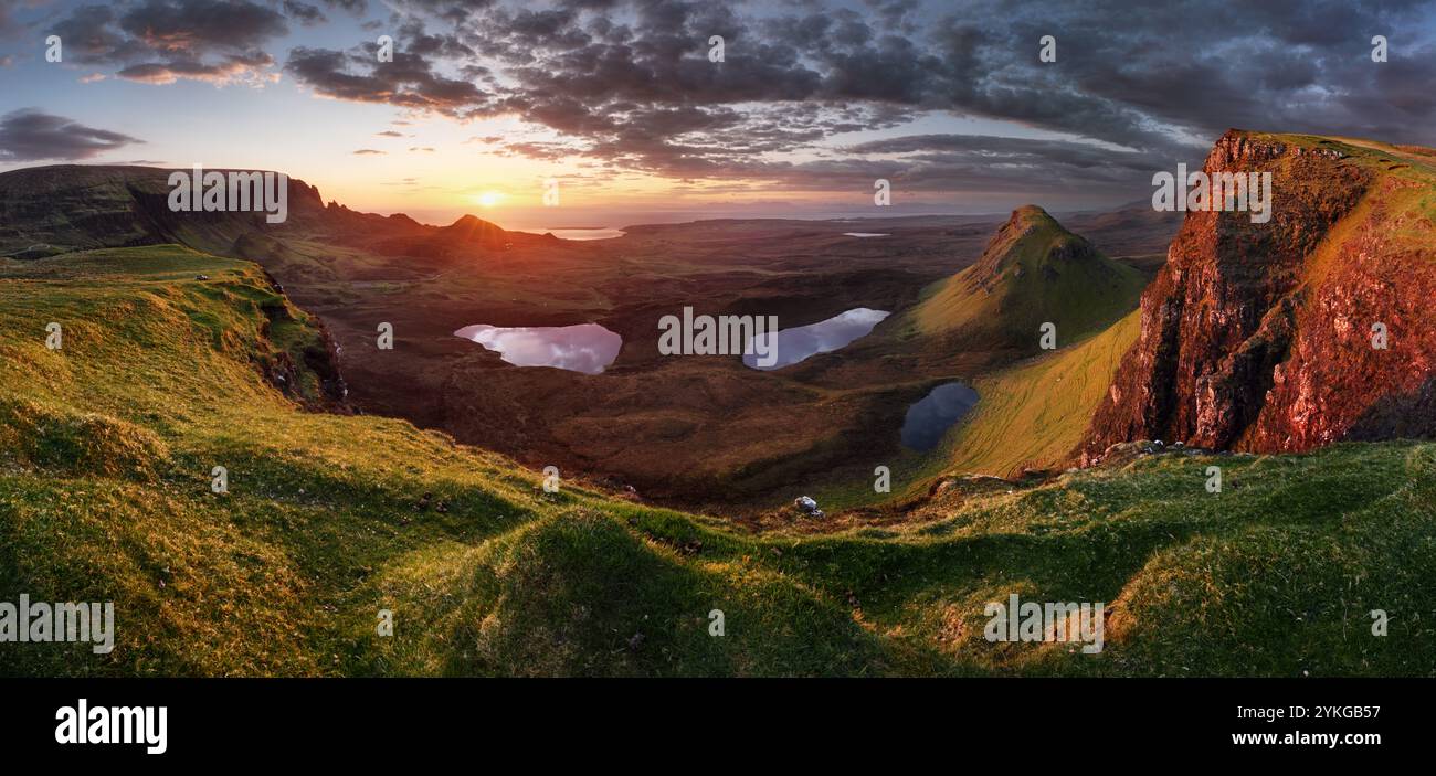 Paesaggio della Scozia - Panorama della montagna al Quiraing sull'isola di Skye, Scozia, Regno Unito Foto Stock
