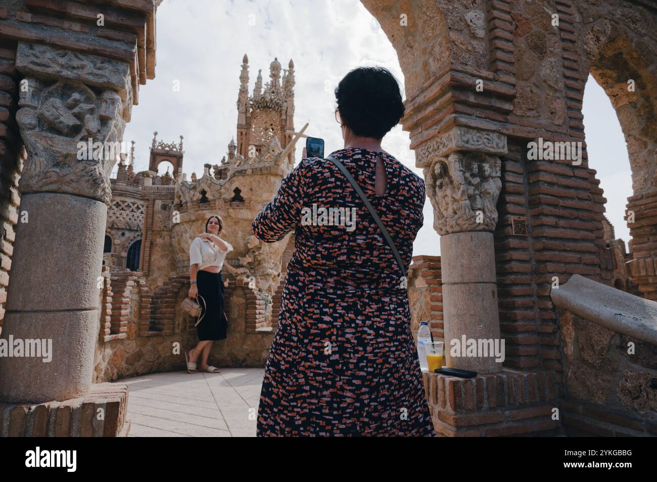 Il turista scatta una foto memorabile al castello di Colomares Foto Stock