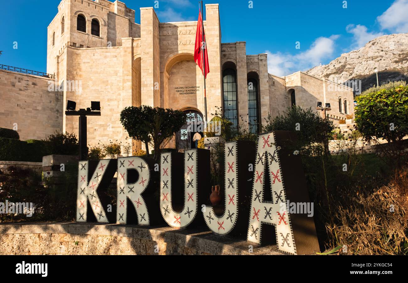 Vista del Museo Skanderbeg di Kruja, Albania, in onore dell'eroe nazionale Gjergj Kastrioti Skanderbeg. Castello di Kruja, cittadella storica e National Hi Foto Stock