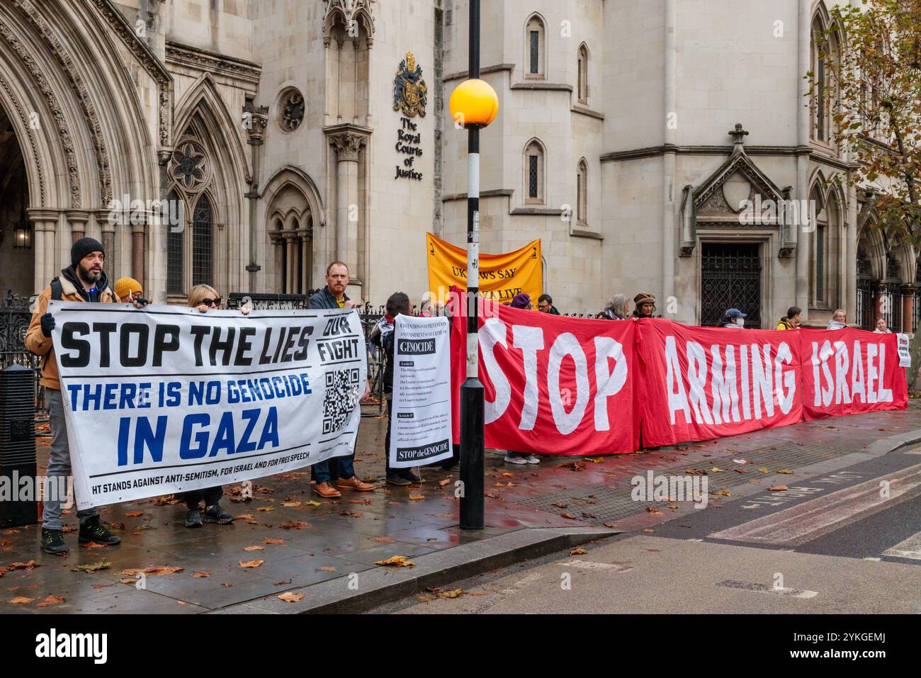 Royal Courts of Justice, Londra, Regno Unito. 18 novembre 2024. I sostenitori pro Israel della nostra lotta e Stop the Hate si riuniscono al di fuori delle reali Corti di giustizia per contrastare la protesta di Amnesty International e Human Rights Watch prima di un’audizione nella sfida legale in corso da parte di al-Haq e del Global Legal Action Network alla concessione di licenze per i trasferimenti di armi a Israele da parte del Regno Unito. Crediti: Amanda Rose/Alamy Live News Foto Stock