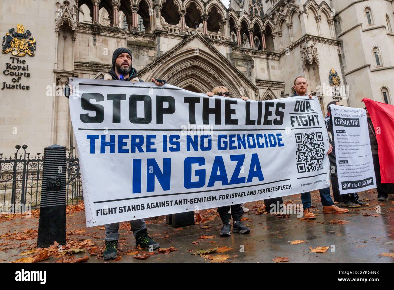 Royal Courts of Justice, Londra, Regno Unito. 18 novembre 2024. I sostenitori pro Israel della nostra lotta e Stop the Hate si riuniscono al di fuori delle reali Corti di giustizia per contrastare la protesta di Amnesty International e Human Rights Watch prima di un’audizione nella sfida legale in corso da parte di al-Haq e del Global Legal Action Network alla concessione di licenze per i trasferimenti di armi a Israele da parte del Regno Unito. Crediti: Amanda Rose/Alamy Live News Foto Stock