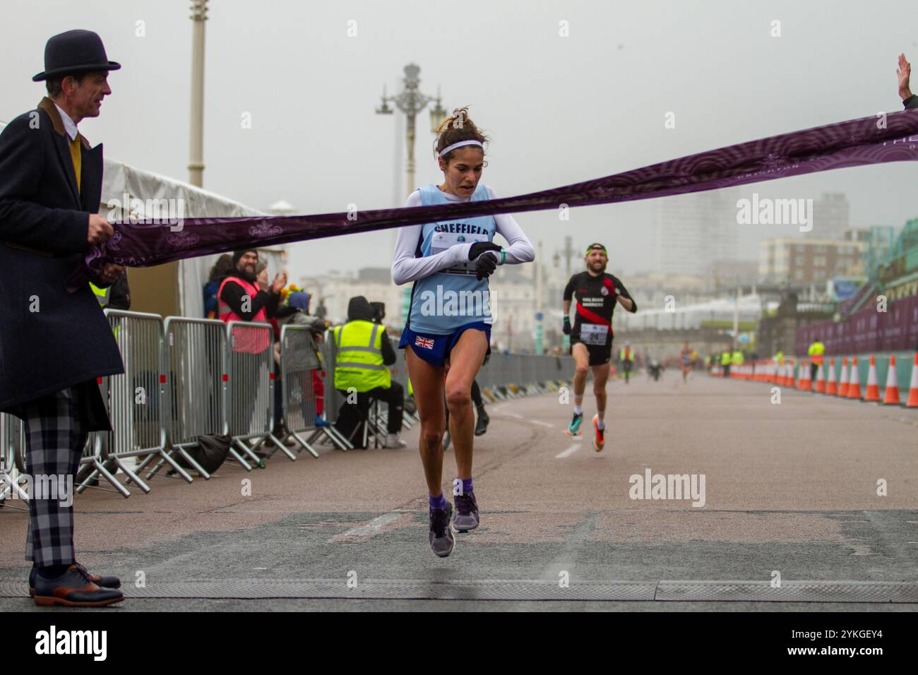 Brighton, Regno Unito. 23 febbraio 2020. Migliaia di corridori hanno partecipato alla 30a Brighton Half Marathon partendo da Madeira Drive alle 09:30 coprendo un percorso di 13,1 miglia attraverso la città e molti dei suoi punti di riferimento. Anche le gare in sedia a rotelle si sono unite a una gara precedente. L'evento si è concluso con il premio ai vincitori in tarda mattinata. L'evento ha portato in città un'atmosfera festosa con diverse strade chiuse a seguito dell'evento. Il Sussex Beacon, che sostiene le persone affette da HIV, organizza la gara dal 1990 Foto Stock