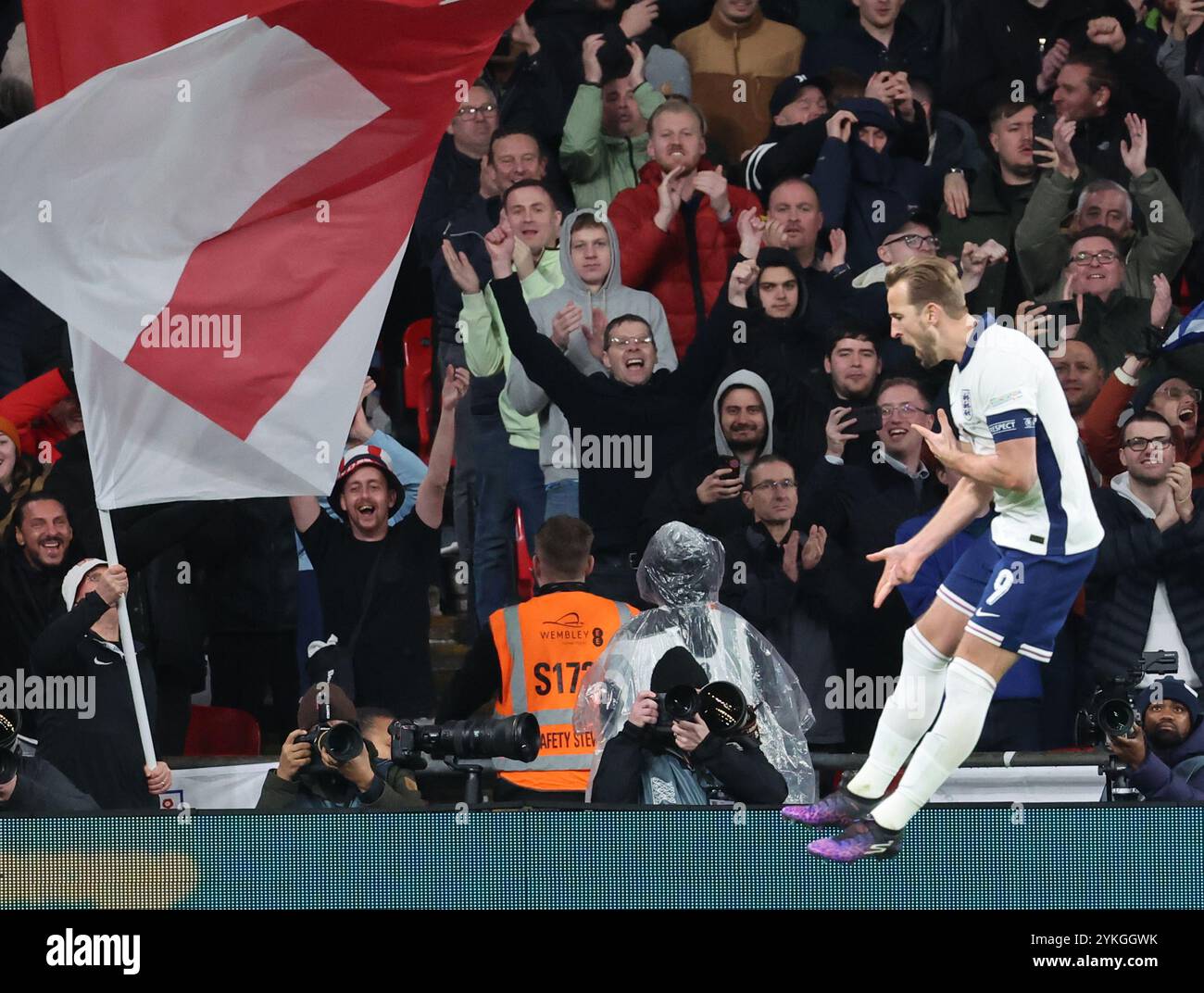 Londra, Regno Unito. 17 novembre 2024. Harry Kane (Bayern Monaco) celebra il suo gol durante la partita del gruppo 2 della UEFA Nations League tra Inghilterra e Irlanda allo stadio di Wembley, Londra, il 17 novembre 2024 credito: Action foto Sport/Alamy Live News Foto Stock