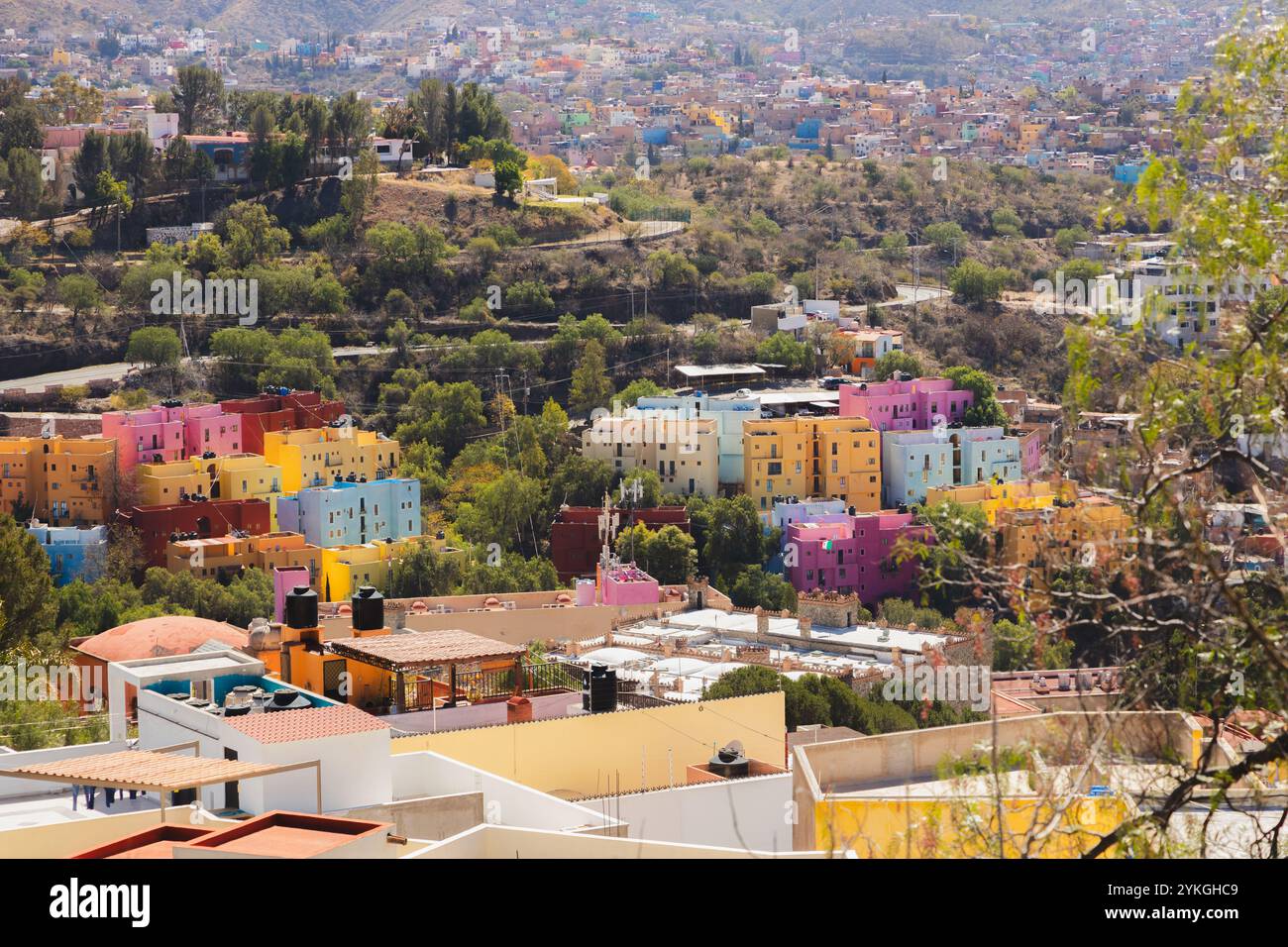 Un vivace quartiere collinare multicolore a Guanajuato, Messico, che presenta architettura tradizionale e facciate colorate. Foto Stock