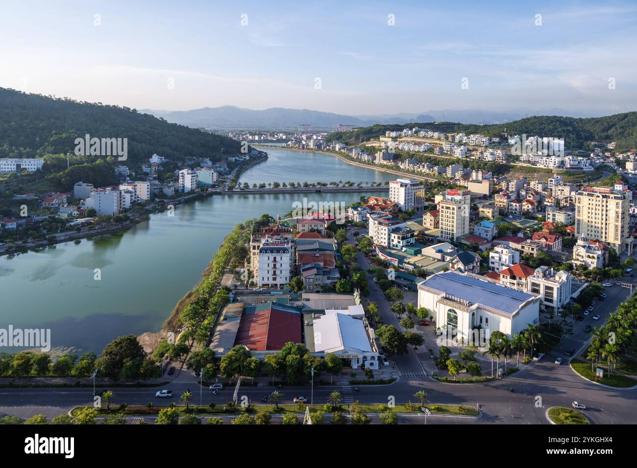 Si tratta di un paesaggio urbano della Baia di ha Long, una famosa destinazione balneare a maglia per le sue spiagge il 12 luglio 2023 nella baia di ha Long, Vietnam Foto Stock
