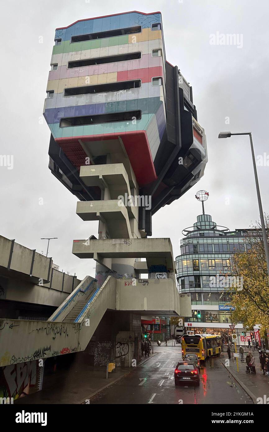 14.11.2024, Berlino, GER - Ansicht der rueckseitigen Fassade des Bierpinsel an der Schlossstrasse. Alltag, Architektur, aussen, Aussenaufnahme, Baukunst, Baustil, Bauweise, Bauwerk, bemalt, Berlino, besprueht, Bierpinsel, deutsch, deutschland, Europa, Europaeisch, Gebaeude, Gesellschaft, Herbst, HF, Hochformat, Jahreszeit, Kultur, kulturell, Menschen, Personen, Pop-Art, Poparchitektur, PopArt, Ralf Schueler, Schildhornstrasse, Schlossstrasse, Schueler-Witte, Stadt, Stadtansicht, Stadtbild, Stadtlandschaft, Steglitz, Steglitz-Zehlendorf, Turm, Turmkunst, Turmrestaurant, umgestaltet, ungenutzt, Ur Foto Stock