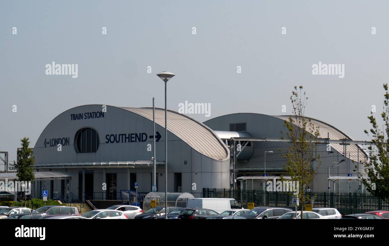 SOUTHEND-ON-SEA, ESSEX, Regno Unito - 13 LUGLIO 2013: Vista esterna della stazione ferroviaria dell'aeroporto di Southend sulla Greater Anglia line Foto Stock