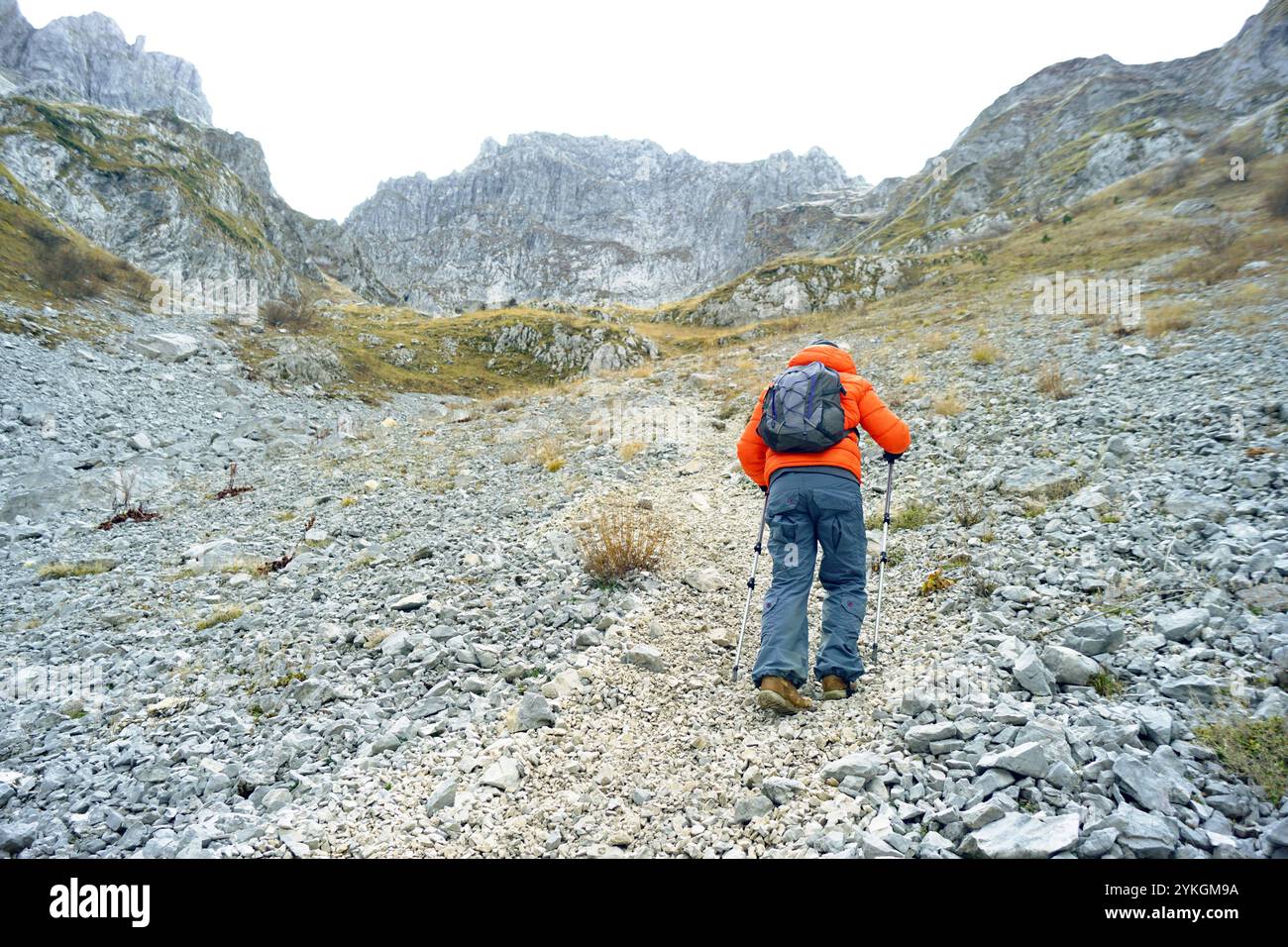 Percorsi escursionistici impegnativi: Un turista sale su un ripido velo. Attività ricreative attive nel Parco Nazionale di Prokletije: Arrampicata fino alla località Suplja vrata Foto Stock