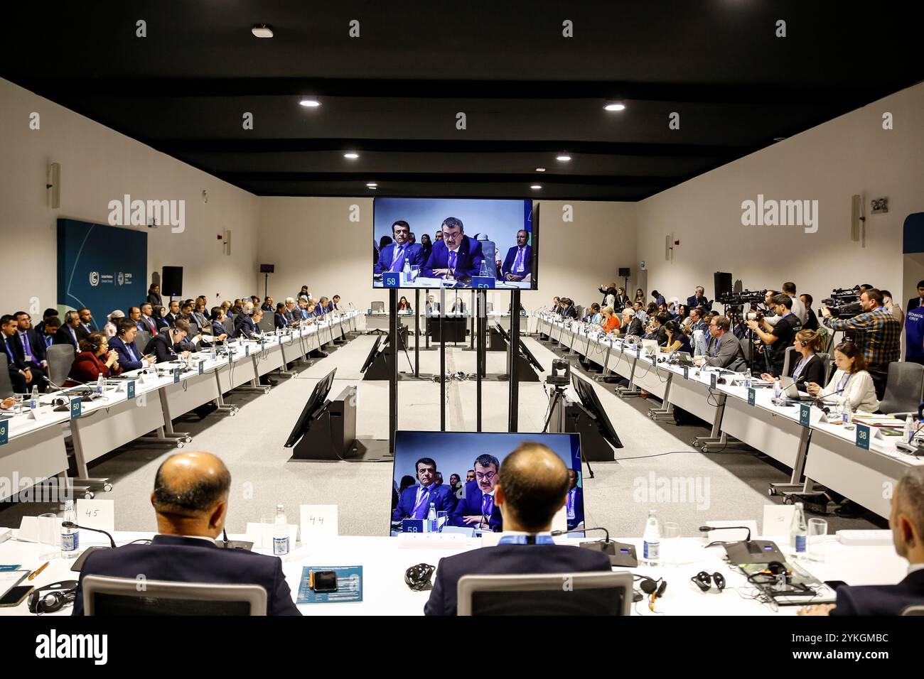 Baku, Azerbaigian il 18 novembre 2024. Yusuf Tekin (sullo schermo), ministro dell'istruzione nazionale del Turkiye, partecipa alla tavola rotonda ministeriale sullo sviluppo umano e l'educazione verde per la resilienza climatica durante la conferenza delle Nazioni Unite sui cambiamenti climatici COP29, un evento tenuto dall'UNFCCC allo stadio olimpico di Baku. La COP29, in corso dall'11 al 22 novembre, si concentra sul finanziamento del clima. Crediti: Dominika Zarzycka/Alamy Live News. Foto Stock