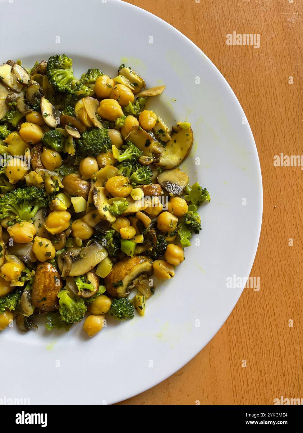 Ceci con broccoli e funghi. - Immagine stock catturata con smartphone